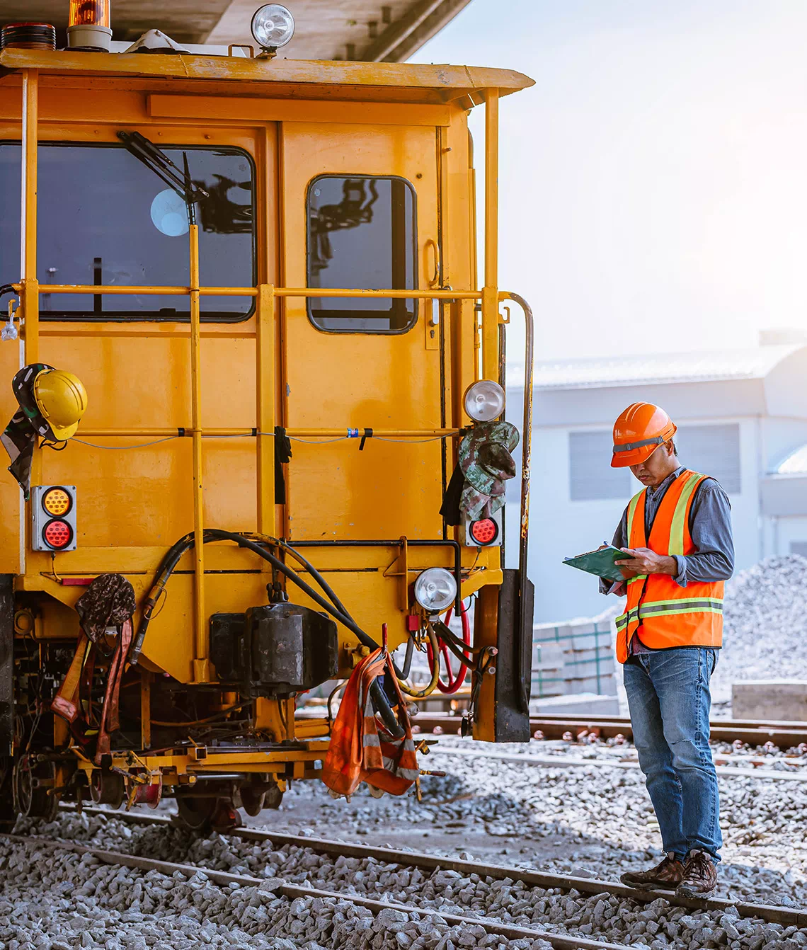 Żółty pociąg i pracownik